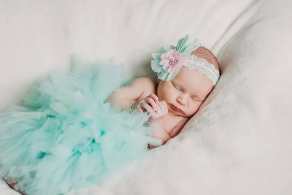 Bebé recién nacido dormido envuelto en manta —  Fotos de Stock