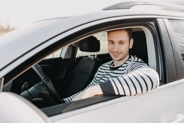 Homem atraente dirigindo carro branco — Fotografia de Stock