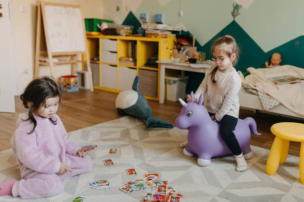 Duas meninas jogam no jogo de cartas de berçário para crianças — Fotografia de Stock