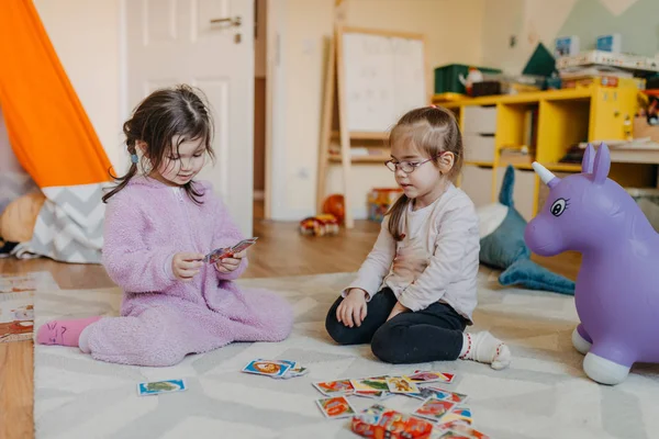 Duas meninas jogam no jogo de cartas de berçário para crianças — Fotografia de Stock