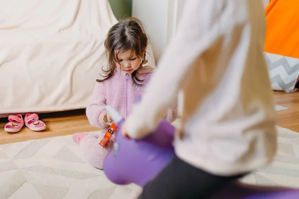 Dos niñas juegan en el juego de naipes para niños —  Fotos de Stock