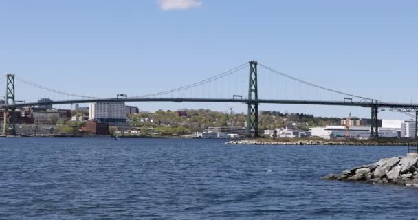 Blick Auf Die Angus Macdonald Bridge Von Hallifax Nach Dartmouth — Stockvideo