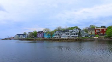Timelapse renkli binaları, Mahone Bay, Nova Scotia 4k