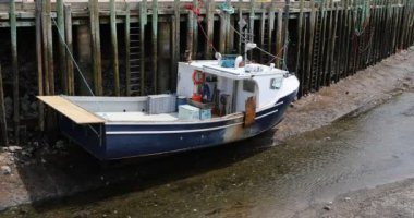 Düşük tide at salonları liman tekne sahnesi. 50 ayak veya 15 metre gelgit, bulunur burada, en yüksek Dünya 4k