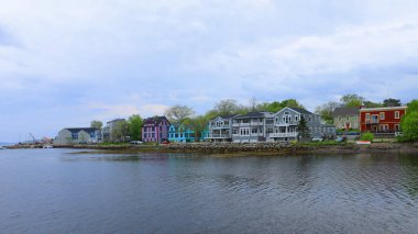 Renkli binalar Mahone Bay, Nova Scotia bir sahne