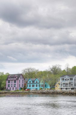 Dikey renkli binalar Mahone Bay, Nova Scotia