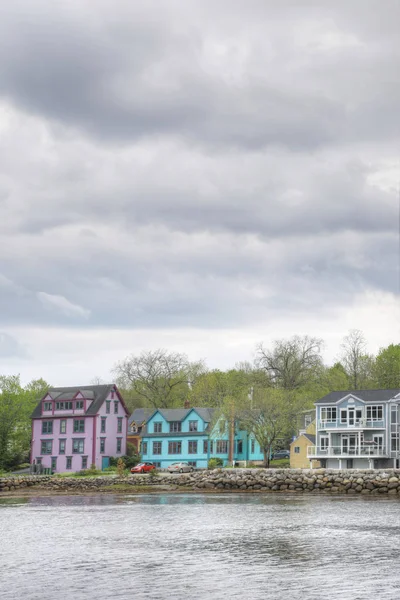Dikey renkli binalar Mahone Bay, Nova Scotia