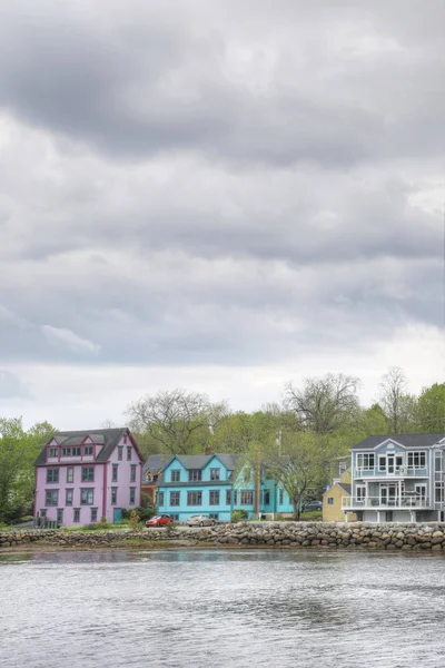 Een Verticale Van Kleurrijke Gebouwen Van Mahone Bay Nova Scotia — Stockfoto