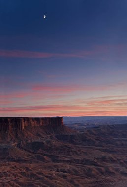 Günbatımı bir dikey Canyonlands Milli Parkı, Utah
