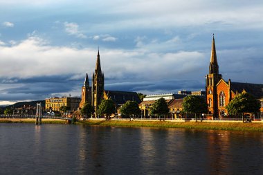 Inverness, İskoçya boyunca nehir Ness bir görünümünü