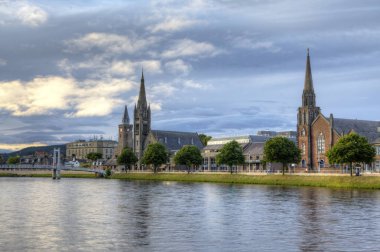 Inverness, İskoçya boyunca nehir Ness bir gün görünümü