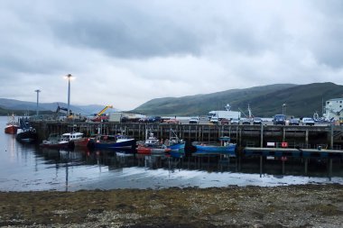 Ullapool, İskoçya'da liman bir görünümünü