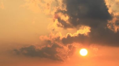 Turuncu gökyüzü güneş aşağı gidiş ile Timelapse
