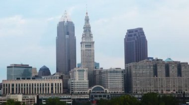 Timelapse Cleveland Skyline sisli sabahı 4k