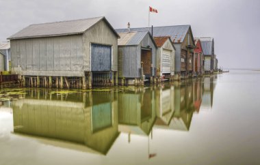 Bağlantı noktası Rowan renkli boathouses bir çizgi