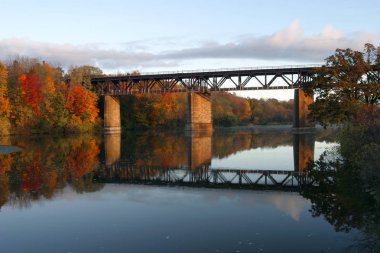 Grand River, Paris, sonbahar Kanada'da demiryolu köprüsünde