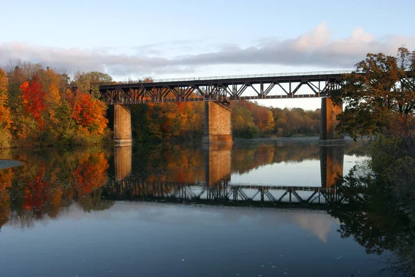 Grand River, Paris, sonbahar Kanada'da demiryolu köprüsünde
