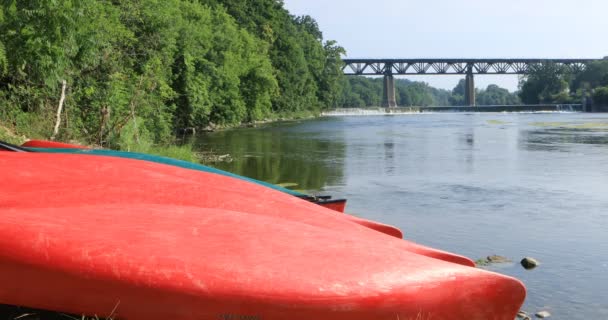 大河在巴黎 安大略 加拿大与独木舟在前景4K — 图库视频影像