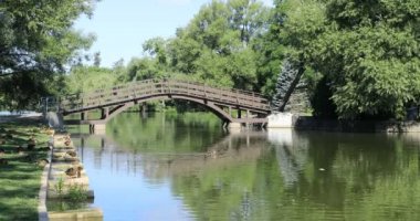 Stratford, Amerika Birleşik Devletleri, Avon Nehri manzaralı köprü 4k