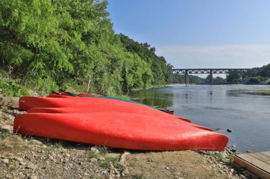 Paris, Ontario, Kanada Kano içinde ön plan ile Grand Nehri