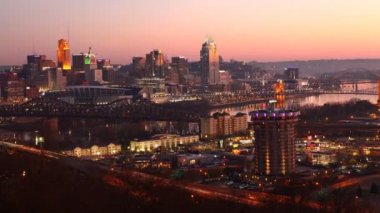 Cincinnati şehir merkezi timelapse gece gün 4k