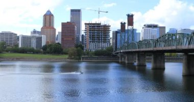 Portland, Oregon manzarası ve köprü Willamette Nehri 4k