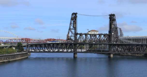 オレゴン州ポートランドのウィラメット川 橋します — ストック動画