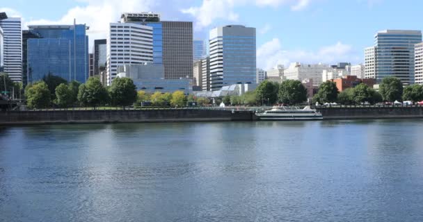 Portland Oregon Skyline Através Rio Willamette — Vídeo de Stock