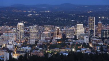 Portland, Oregon şehir merkezindeki 4k günün gecesine Timelapse