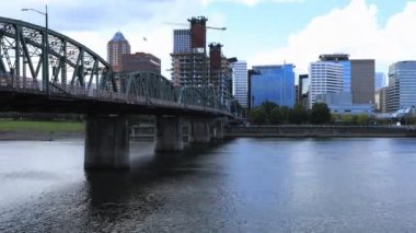 Timelapse Portland, Oregon manzarası ve Willamette Nehri 4k üzerinde köprü