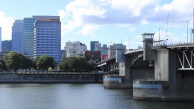 Willamette Nehri 4k köprüden Timelapse Portland, Oregon şehir merkezi