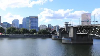 Timelapse Portland, Oregon manzarası Willamette Nehri 4k köprüden tarafından