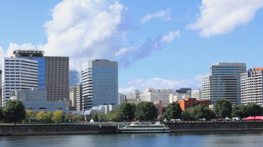 Portland, Oregon manzarası güzel bir güneşli gün üzerinde