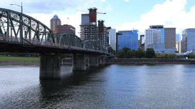 Portland, Oregon şehir merkezini Willamette Nehri