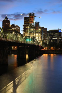 Portland, Oregon nehir kenarındaki dikey gece görünümü