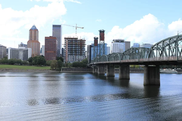 Vista Portland Oregon Skyline Através Rio Willamette — Fotografia de Stock