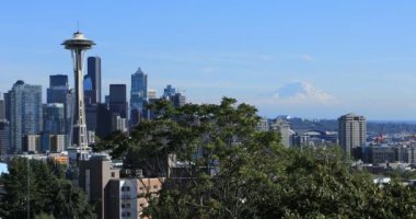 Arka planda 4k Mount Rainier ile Seattle, Washington manzarası