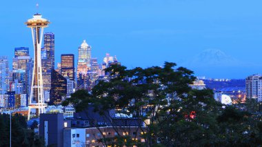 Bir görünümü, Seattle, Washington şehir merkezinde alacakaranlık