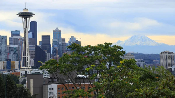 Skyline Seattle Washington Con Mount Ranier Nella Giornata Nuvolosa — Foto Stock