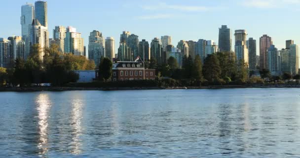 Skyline Ванкувера Британская Колумбия Через Воду — стоковое видео