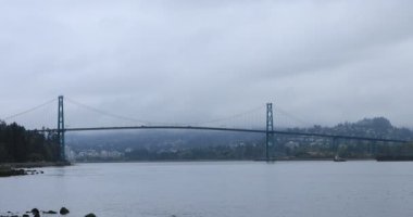 Lions Gate Köprüsü Vancouver, Kanada'da sisli gün 4k