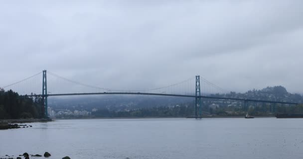Lions Gate Bridge Vancouver Canada Giorno Nebbioso — Video Stock