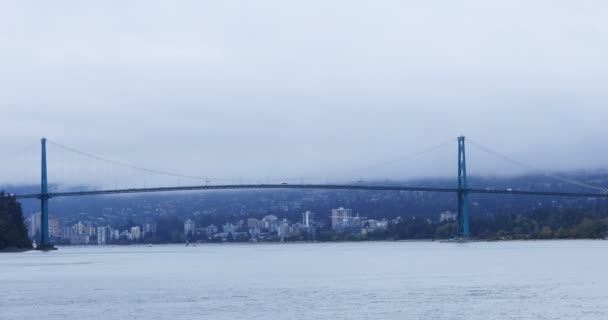 Мост Льва Гейта Ванкувере Канада Туманный День — стоковое видео