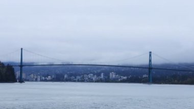 Timelapse Lions Gate Köprüsü Vancouver, Kanada'da sisli gün 4k
