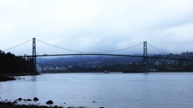 Timelapse Lions Gate Köprüsü Vancouver, Kanada'da sisli gün 4k