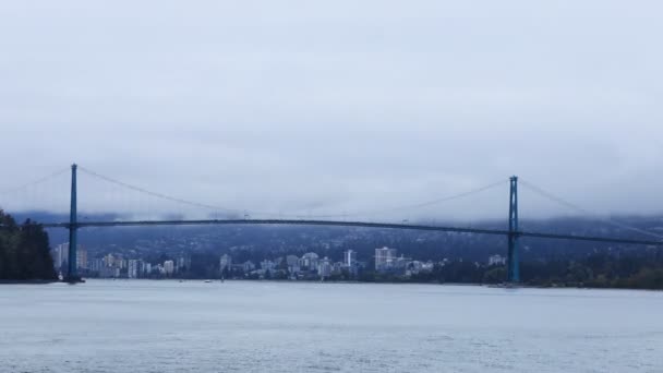 时间流逝狮子门大桥在温哥华 加拿大在雾天4K — 图库视频影像
