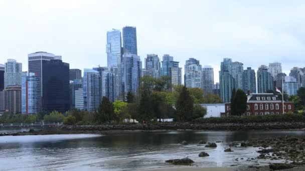 Таймплин Skyline Ванкувера Британская Колумбия Через Воду — стоковое видео