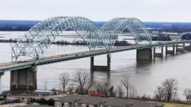 Memphis, TN 4k Mississippi Nehri üzerinde köprü Timelapse