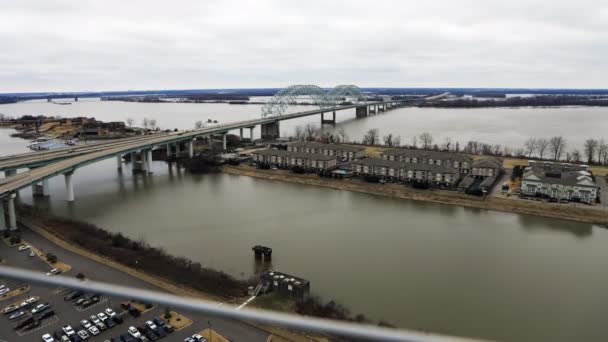 メンフィス テネシー州 でミシシッピ川に架かるタイムラプス橋 — ストック動画