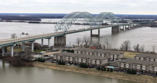 メンフィス テネシー州 でミシシッピ川に架かる橋のビュー — ストック動画